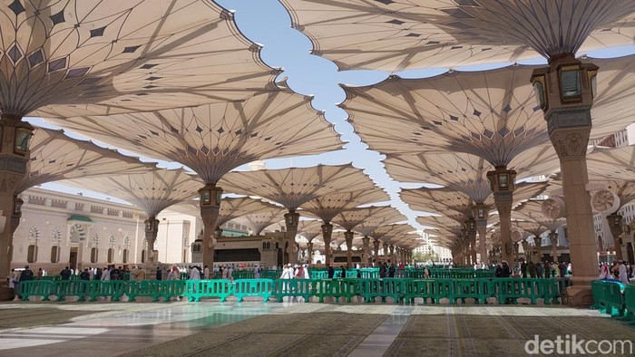 Teknologi Canggih di Masjid Nabawi Jadi Perhatian, Payung Otomatisnya Simpan Fungsi Istimewa